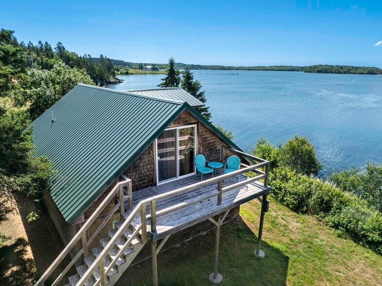 More Photos Of 54 Toll Bridge Rd, Eastport Hotel For Sale