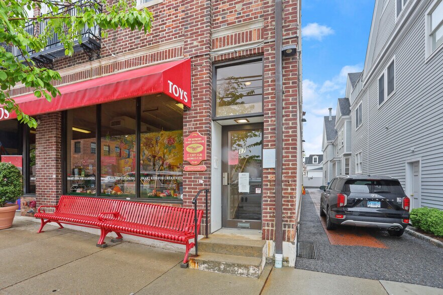 More Photos Of 17 Elm St, Greenwich Freestanding For Lease