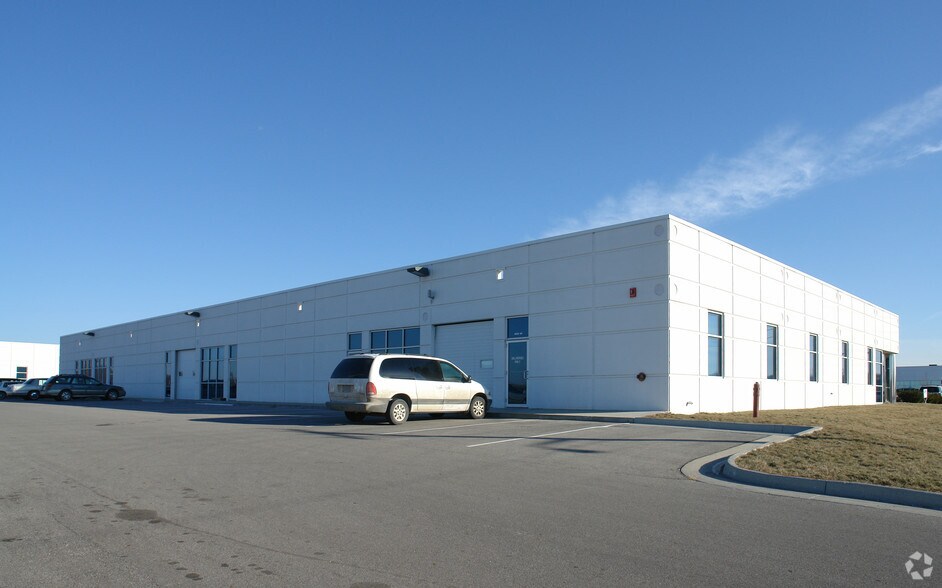 More Photos Of 1523 S Bell Ave, Ames Flex For Lease