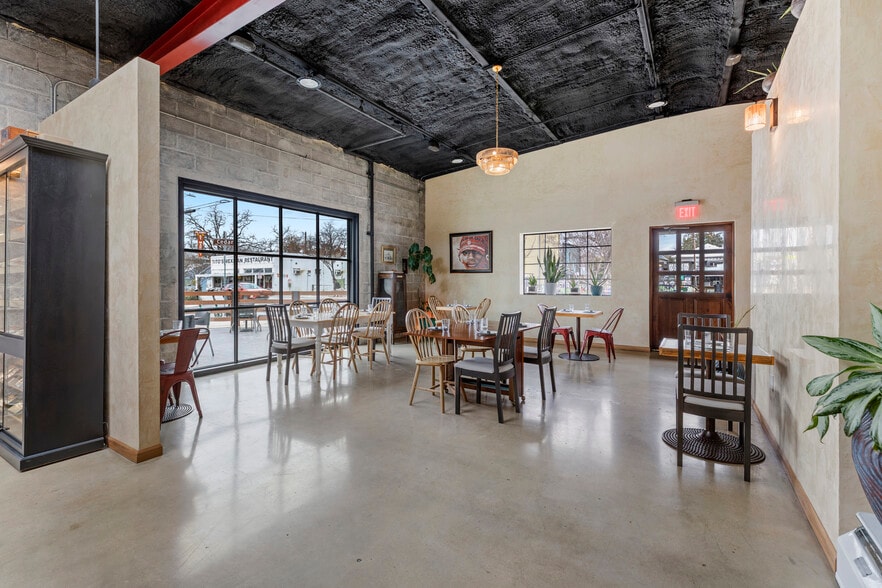 More Photos Of 940 S Alamo St, San Antonio Freestanding For Lease