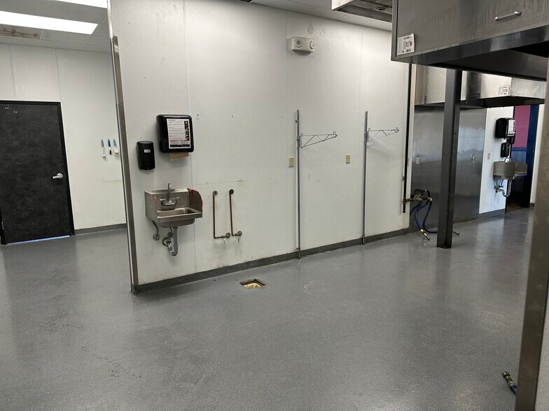 Primary Photo Of 1313 S Dewey St, North Platte Fast Food For Lease