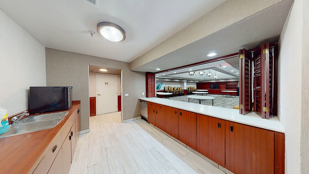 More Photos Of 1720 Sisk Rd, Modesto Hotel For Sale