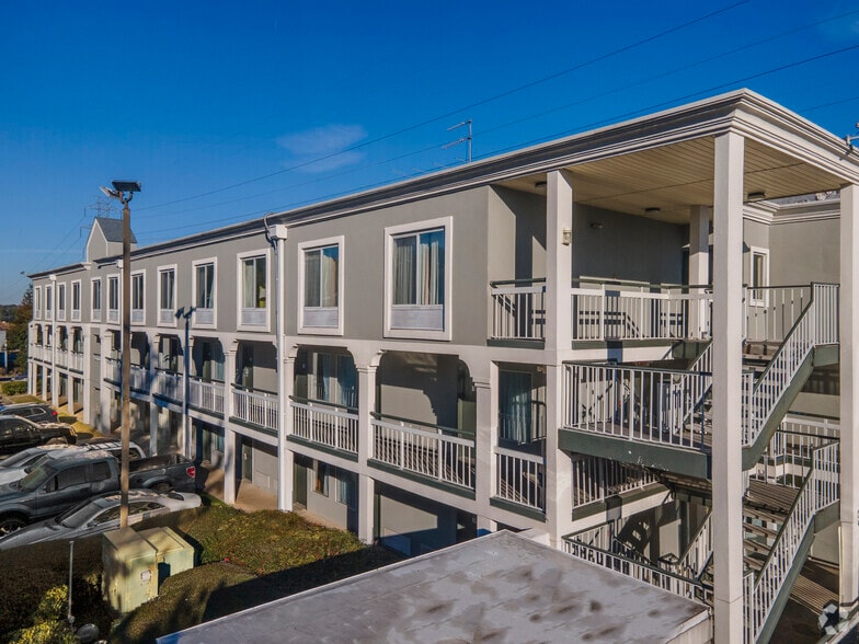 More Photos Of 6650 Bay Cir, Peachtree Corners Hotel For Sale