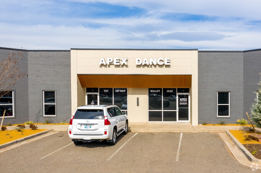 More Photos Of 610 S Kelly Ave, Edmond General Retail For Lease