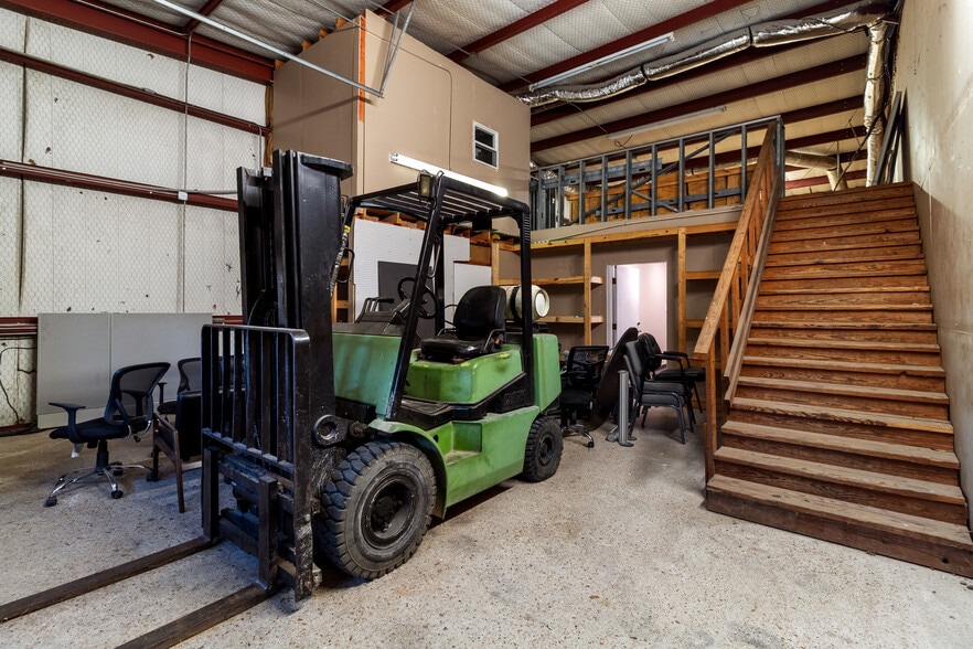 More Photos Of 1902 Pinon Dr, College Station Warehouse For Lease