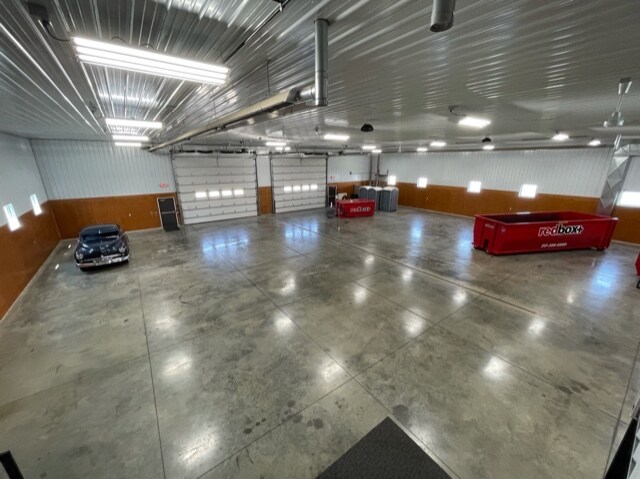 More Photos Of 170 W Circle Dr, Saint Charles Manufacturing For Lease