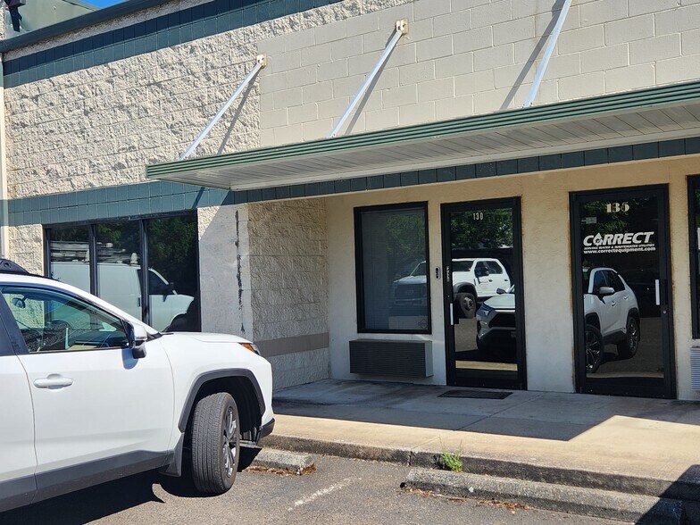 More Photos Of 300 S Redwood St, Canby Flex For Lease