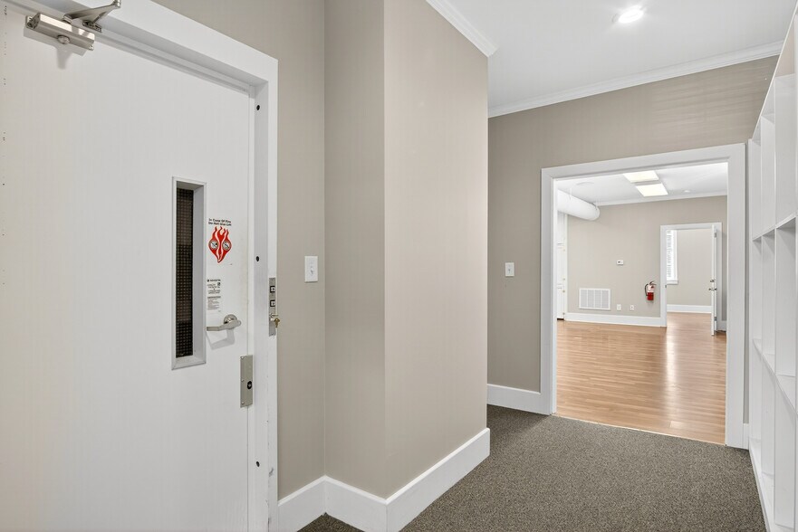 More Photos Of 115 E Market St, Warrenton Office For Lease