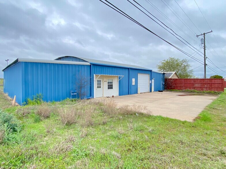 More Photos Of 902 S Main St, Jacksboro Warehouse For Lease