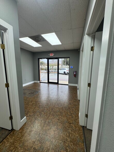 More Photos Of 15555 Tradesman Dr, San Antonio Light Distribution For Lease