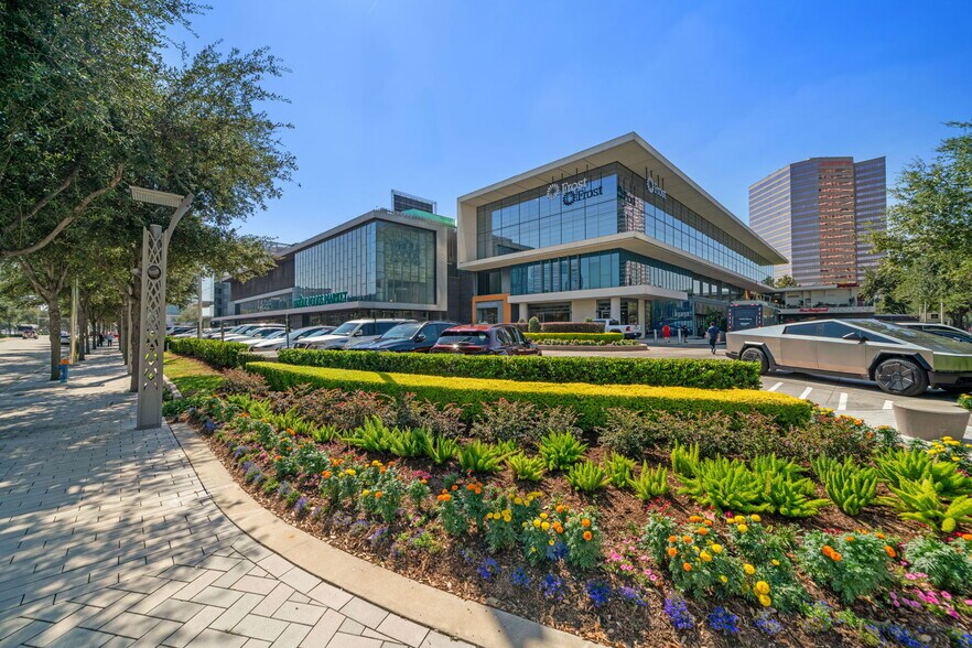 More Photos Of 1700 Post Oak Blvd, Houston General Retail For Lease