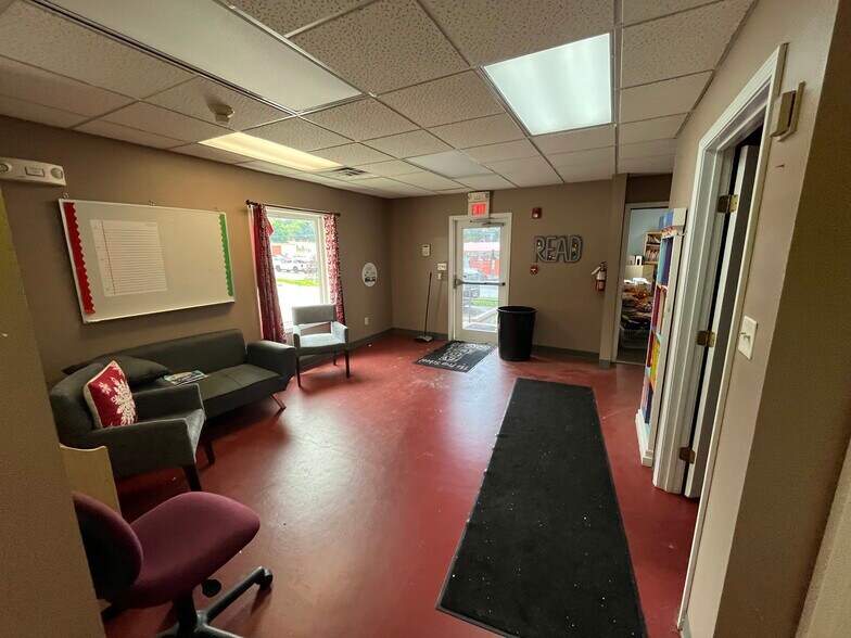 More Photos Of 525 W 17th St, Bloomington Office For Sale