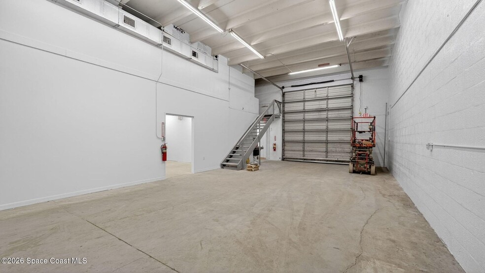 More Photos Of 711 E Seminole Ave, Melbourne Warehouse For Lease