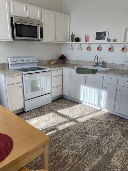 More Photos Of 300 N Broad St, Globe Specialty For Sale