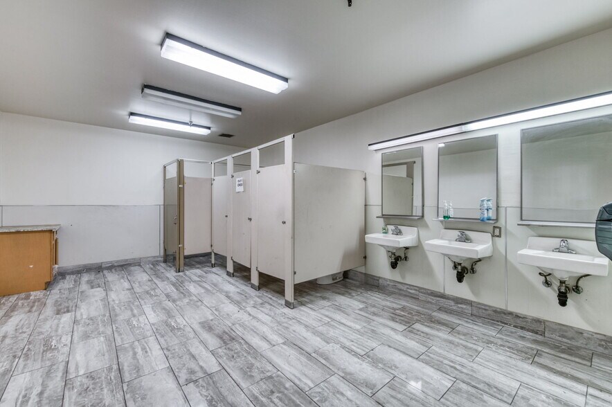 More Photos Of 5333 N Cornelia Ave, Fresno Warehouse For Sale