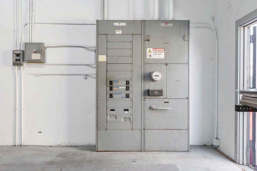More Photos Of 8399 Edgewater Dr, Oakland Warehouse For Lease