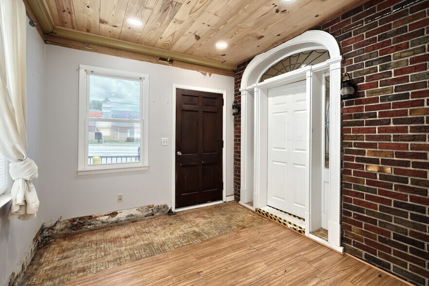 More Photos Of 550 S Main St, Shrewsbury Freestanding For Lease