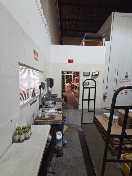 More Photos Of 7810 Kingspointe Pky, Orlando Warehouse For Lease