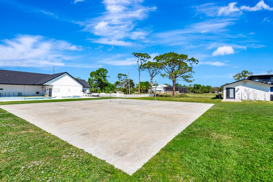 More Photos Of 2400 Lorraine Rd, Sarasota Horse Stables For Sale