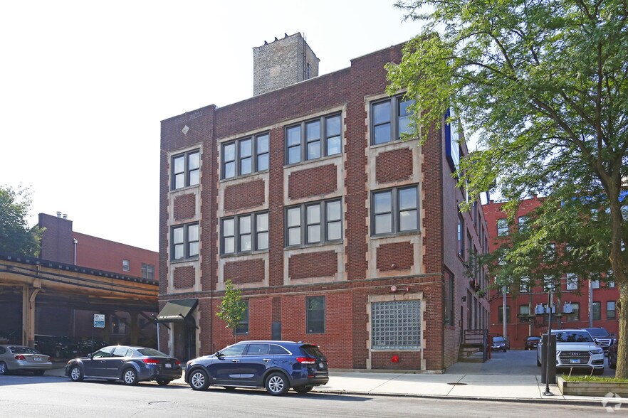 More Photos Of 945 W George St, Chicago Office For Lease