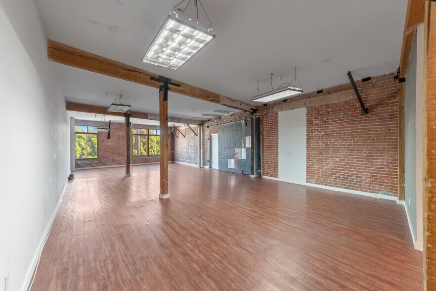 More Photos Of 2079 E 15th St, Los Angeles Flex For Lease