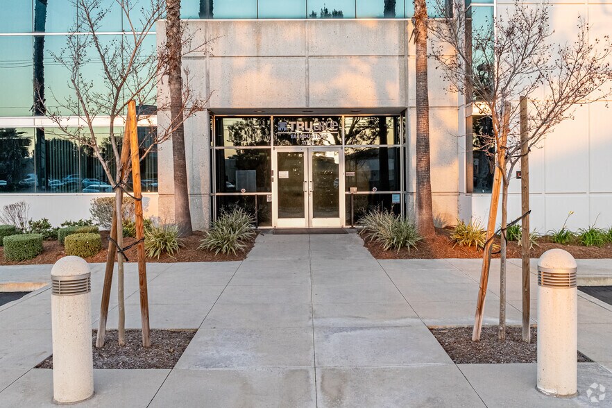 More Photos Of 11130-11290 Bloomfield Ave, Santa Fe Springs Distribution For Lease