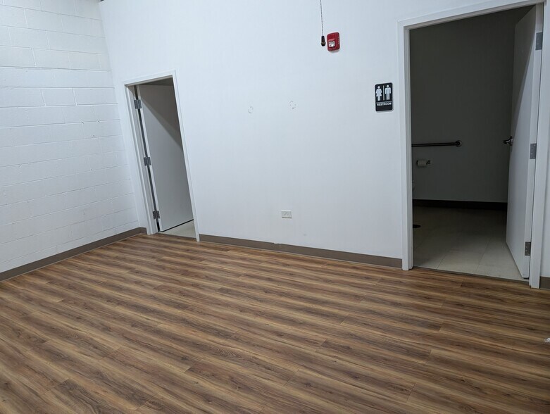 More Photos Of 1957 Quincy Ct, Glendale Heights Warehouse For Lease