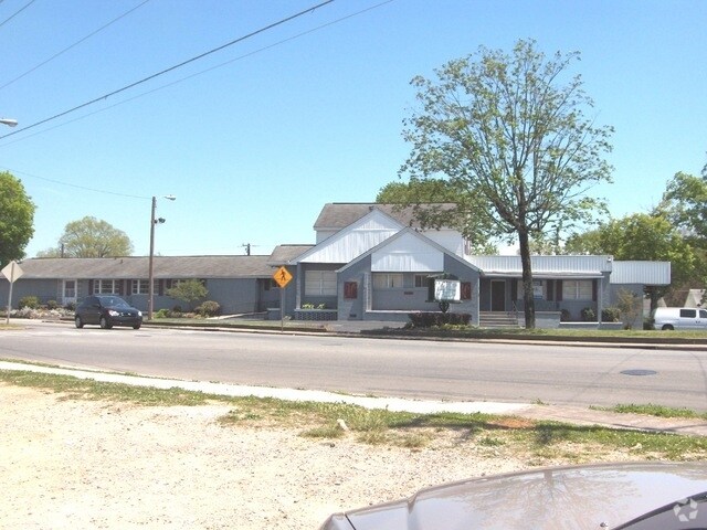 More Photos Of 4004 Holston Dr, Knoxville Funeral Home For Sale