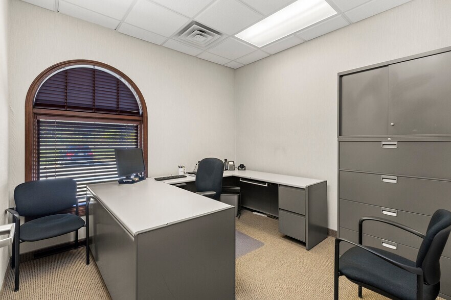 More Photos Of 33 Hiram St, Lake Orion Medical For Lease