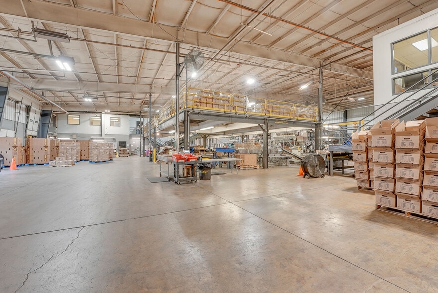 More Photos Of 400 Great Lakes Pky, Bellevue Warehouse For Sale