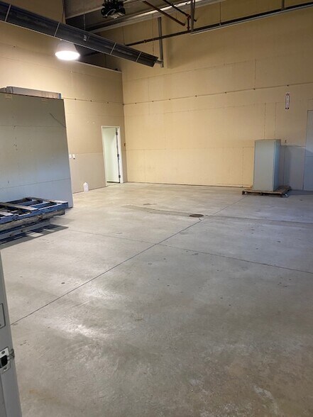 More Photos Of 4865 NW 19th St NW, Rochester Warehouse For Sale