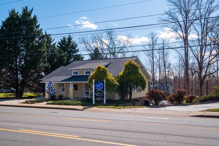 More Photos Of 913 N Bridge St, Elkin General Retail For Sale