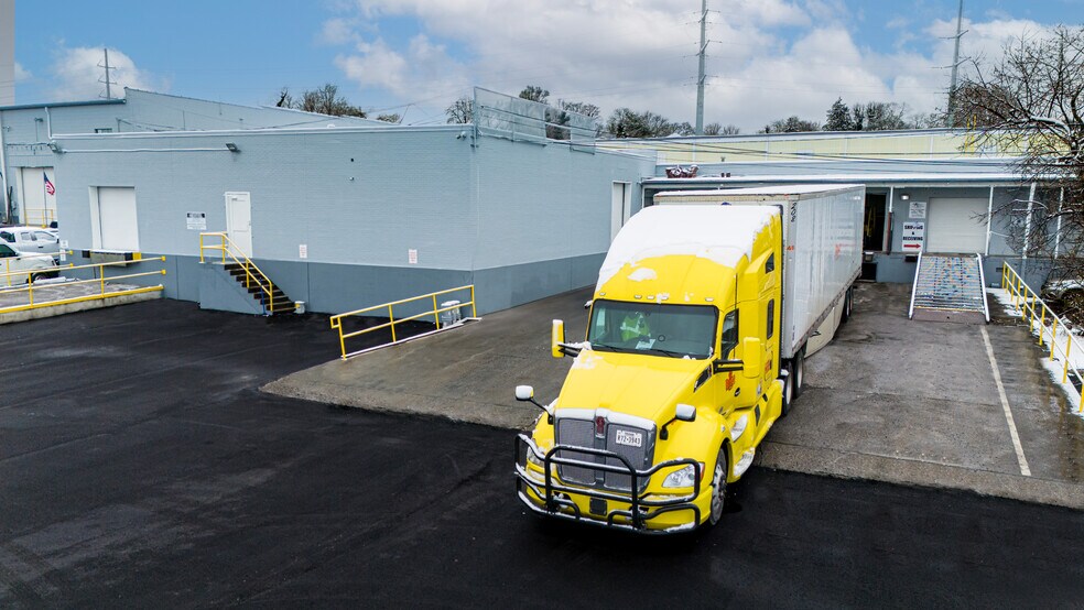 More Photos Of 3330 Hollins Rd, Roanoke Warehouse For Lease