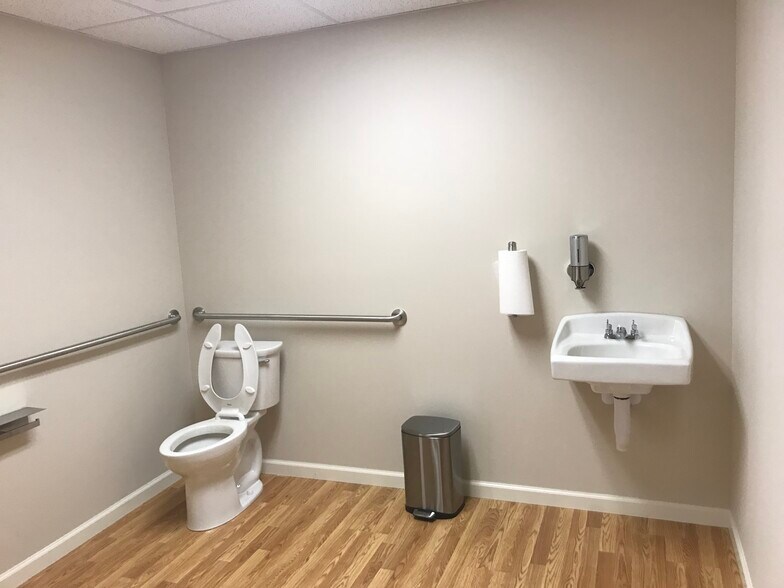 More Photos Of 270 Westfield Rd, Holyoke Freestanding For Lease