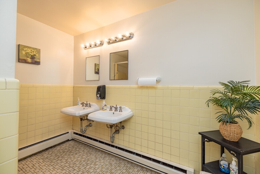More Photos Of 401 Halifax St, Emporia Office For Sale