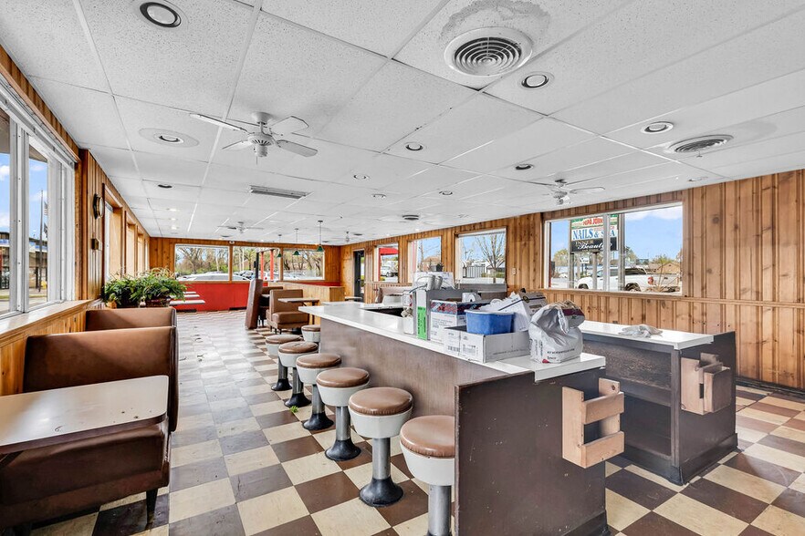 More Photos Of 2924 E Main St, Columbus Bar For Sale