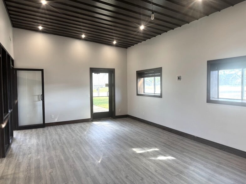 More Photos Of 1015 W Woodside St, Mcpherson Industrial For Sale
