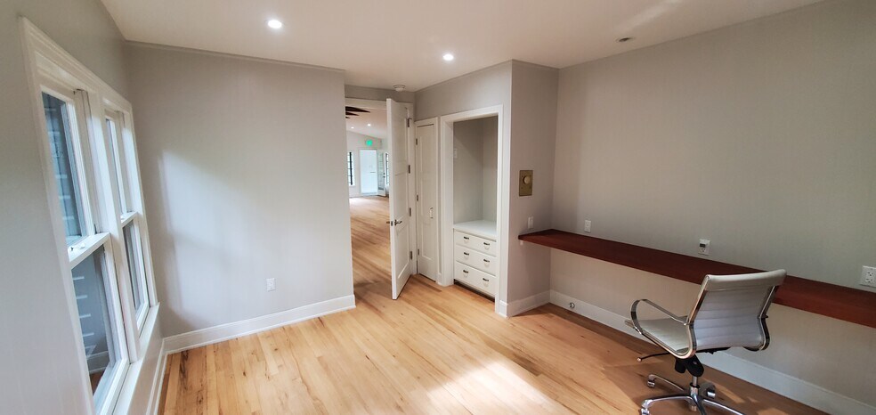 More Photos Of 1405 E 38th 1/2 St, Austin Office For Lease