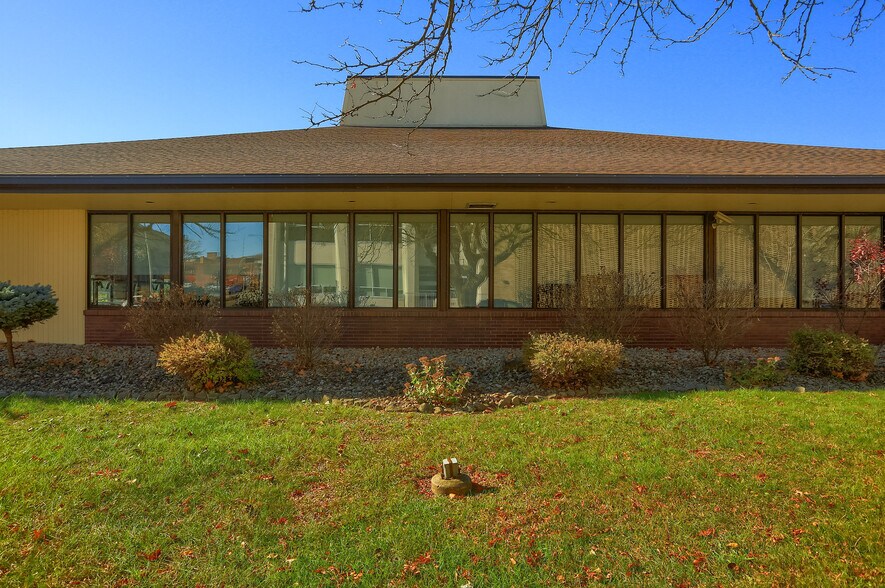 More Photos Of 100 W Washington St, New Castle Restaurant For Lease