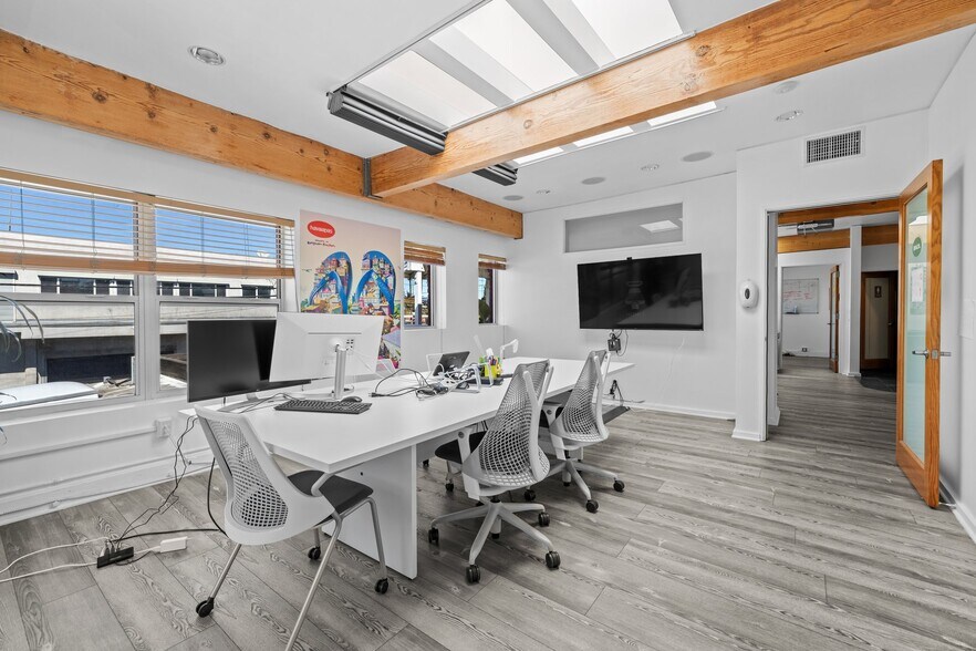 More Photos Of 513 Boccaccio Ave, Venice Office For Lease