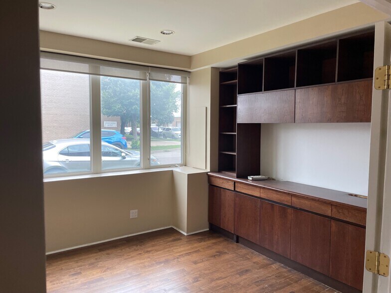 More Photos Of 8101 Monticello Ave, Skokie Flex For Sale