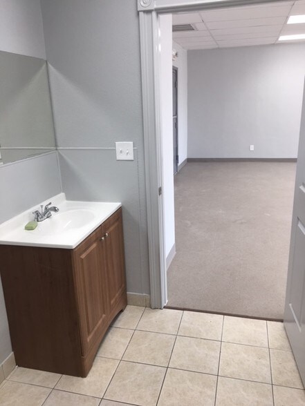 More Photos Of 5602-5608 Pinemont Dr, Houston Storefront Retail Office For Lease