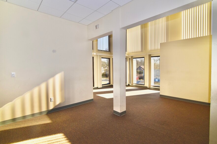 More Photos Of 169 N Franklin St, Holbrook Medical For Lease