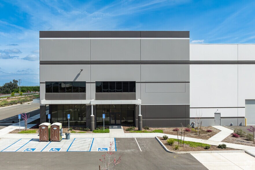 More Photos Of 7825 W Riggin Rd, Visalia Warehouse For Lease