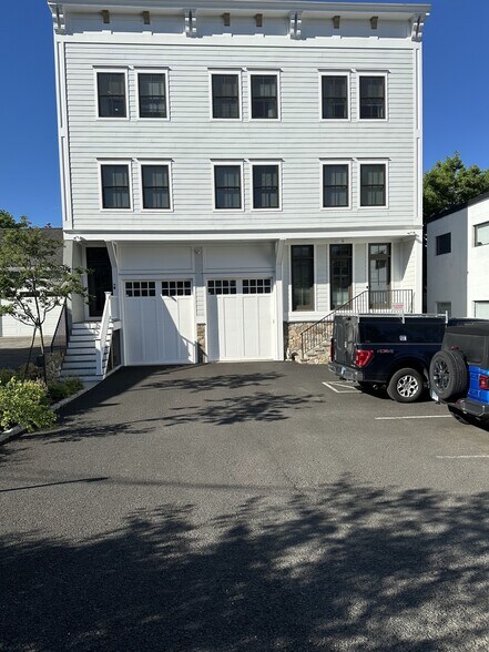 More Photos Of 4 Armonk St, Greenwich Apartments For Lease