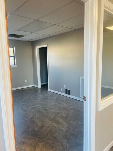 More Photos Of 201 E Lake Ave, Rossville Office For Lease