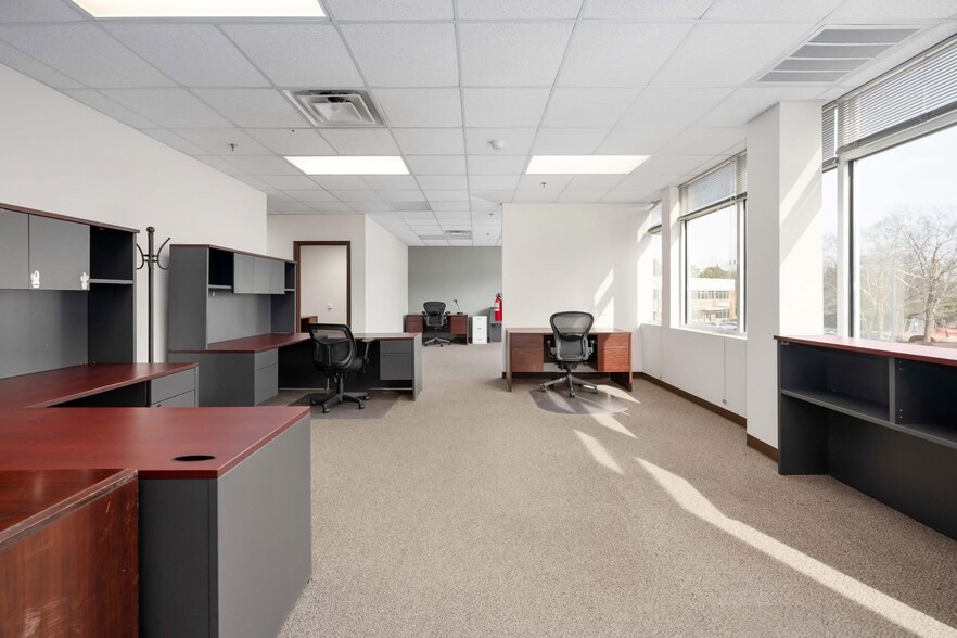 More Photos Of 927 Maple Grove Dr, Fredericksburg Office For Sale