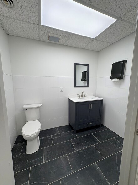 More Photos Of 363 W Main St, Hendersonville Flex For Lease