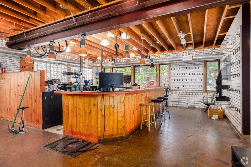 More Photos Of 1031-1035 S Big Bend Blvd, Saint Louis General Retail For Sale