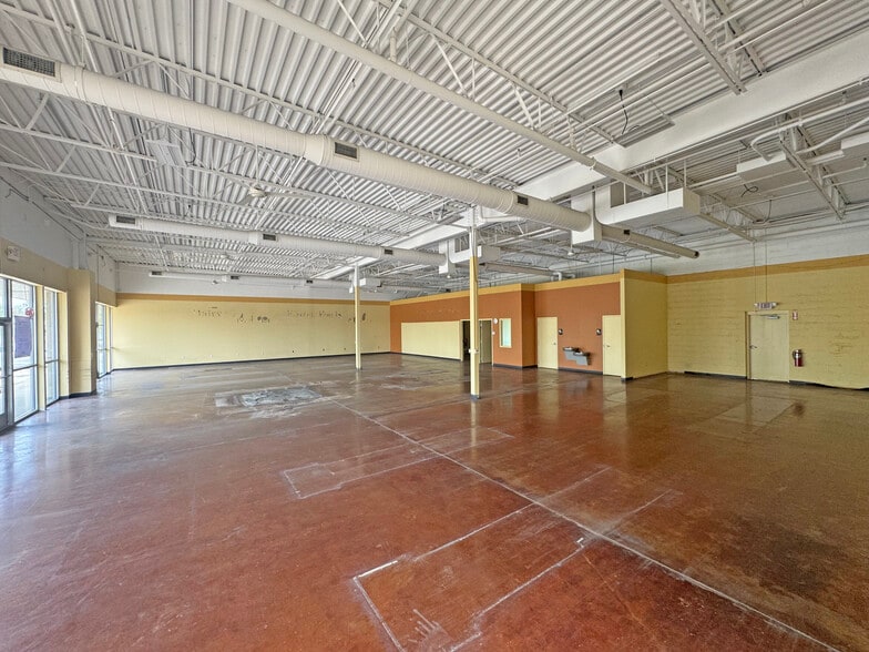 More Photos Of 3013 W Shore Dr, Holland Storefront For Lease